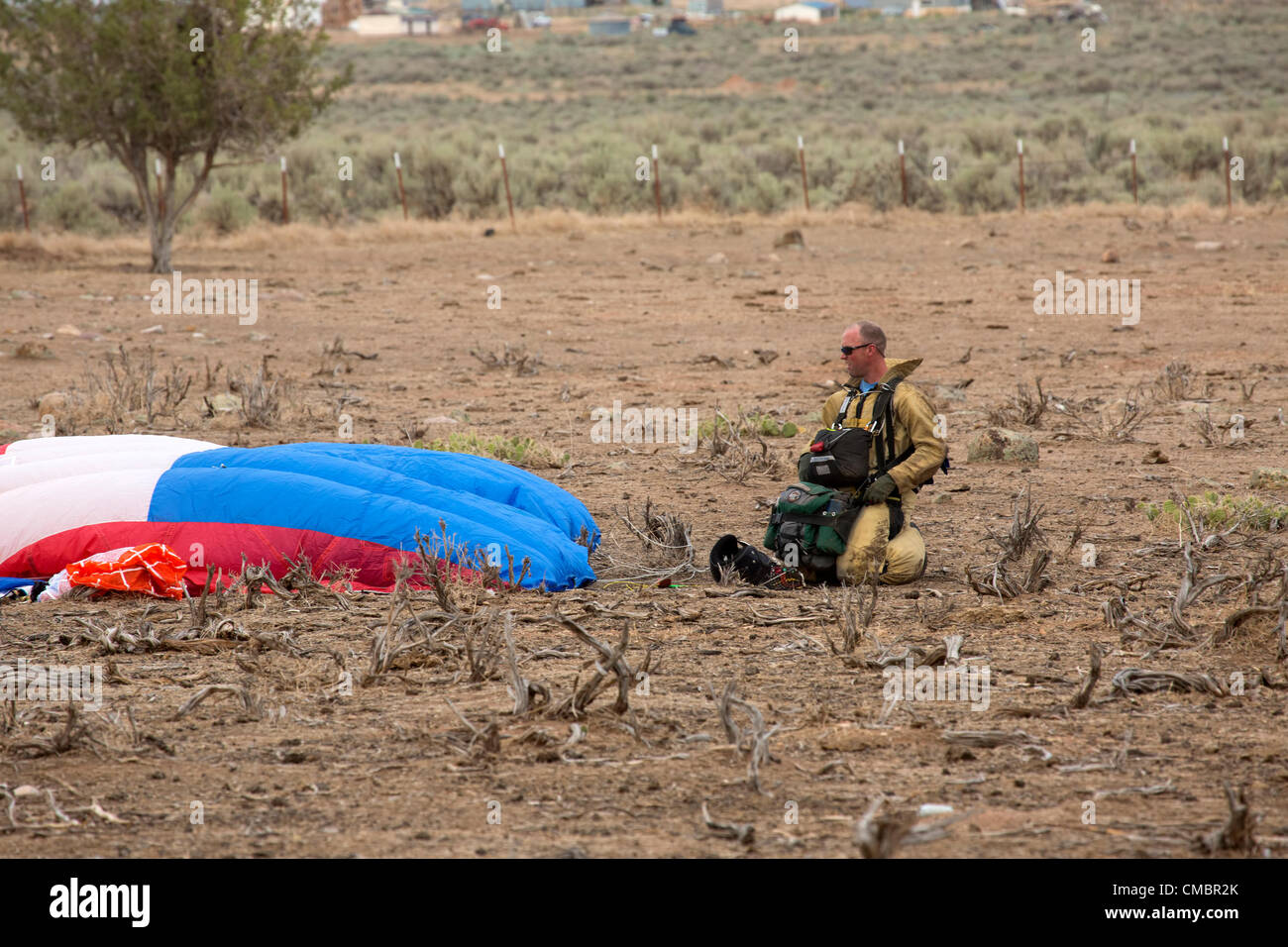 I vigili del fuoco i ponticelli di fumo parachute in wildfire forest fire area per avviare la lotta contro un pericoloso blaze. La risposta di emergenza dall'Alaska e Idaho centrale in Utah. Dizzy Rock fuoco cominciato 12 lug 2012 da causa sconosciuta.saltato dal fuoco aerei di combattimento aereo per una risposta veloce. Foto Stock
