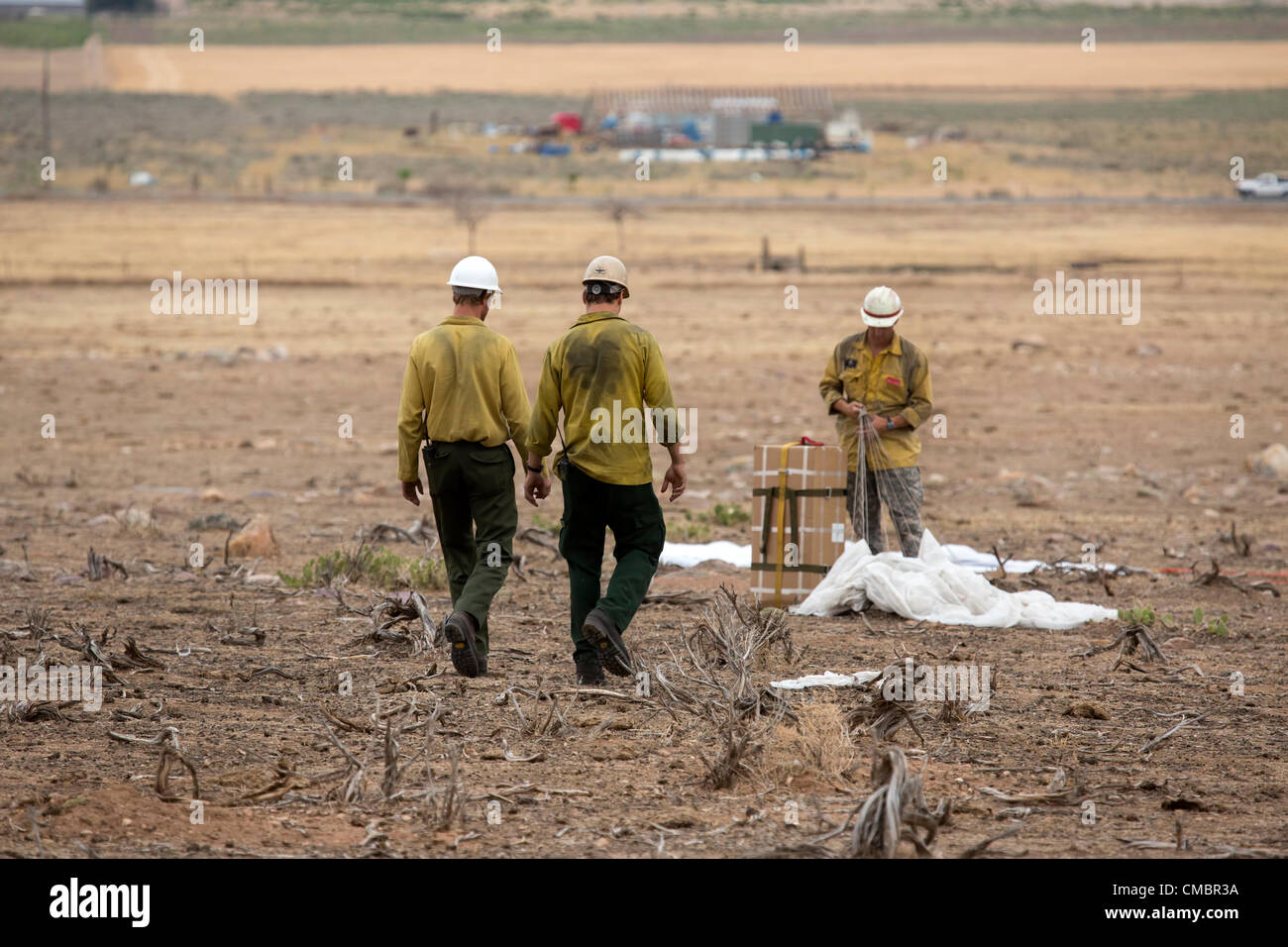 I vigili del fuoco i ponticelli di fumo parachute in wildfire forest fire area per avviare la lotta contro un pericoloso blaze. La risposta di emergenza dall'Alaska e Idaho centrale in Utah. Dizzy Rock fuoco cominciato 12 lug 2012 da causa sconosciuta.saltato dal fuoco aerei di combattimento aereo per una risposta veloce. Foto Stock