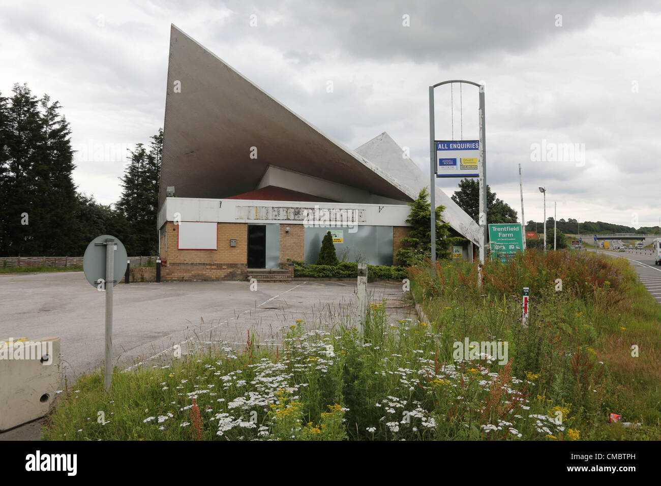 Un 1960 stazione di benzina a Markham Moor,Nottinghamshire è stato dato edificio elencato lo stato da English Heritage.La forma dell'ala la tettoia design by Ellot Noyes è stato elencato come grado 11 Foto Stock