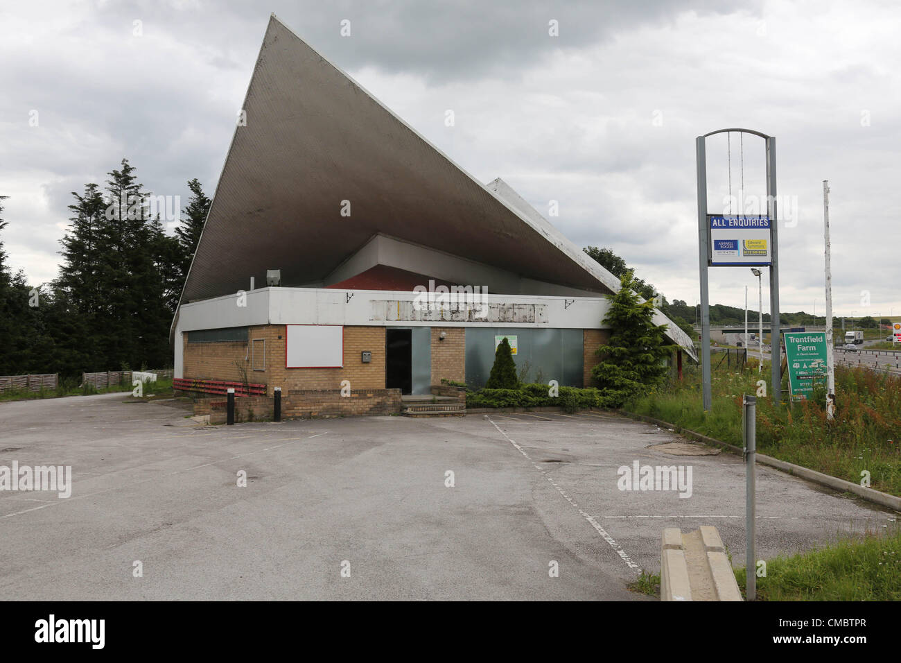 Un 1960 stazione di benzina a Markham Moor,Nottinghamshire è stato dato edificio elencato lo stato da English Heritage.La forma dell'ala la tettoia design by Ellot Noyes è stato elencato come grado 11 Foto Stock