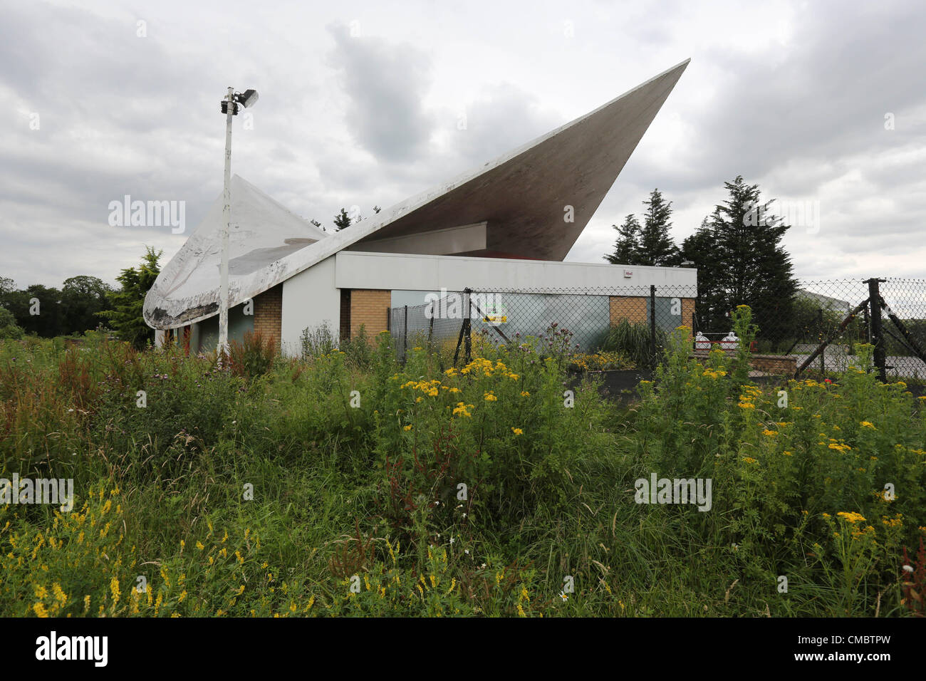 Un 1960 stazione di benzina a Markham Moor,Nottinghamshire è stato dato edificio elencato lo stato da English Heritage.La forma dell'ala la tettoia design by Ellot Noyes è stato elencato come grado 11 Foto Stock