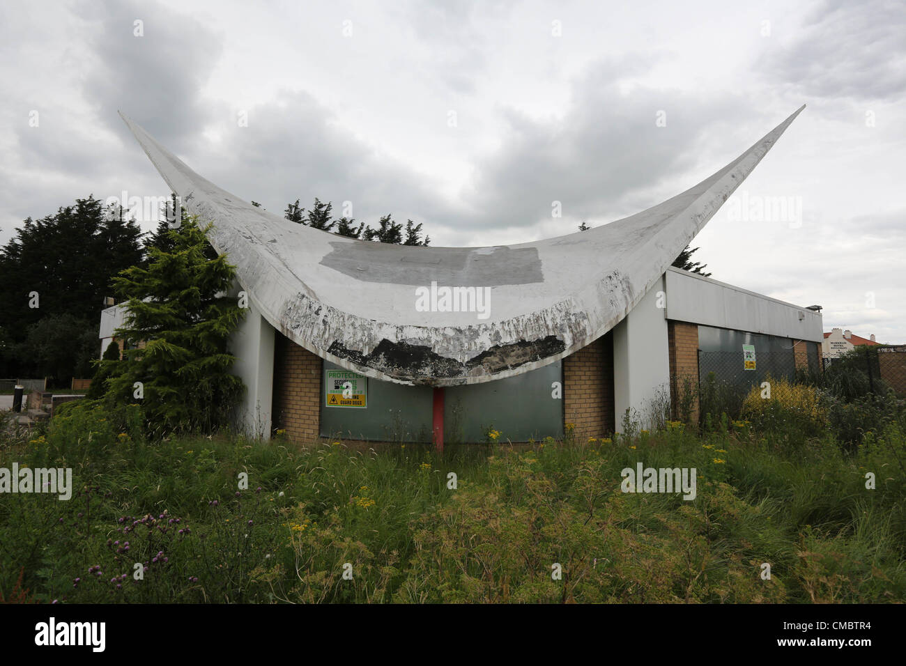 Venerdì 13 Luglio 2012. Un 1960 stazione di benzina a Markham Moor, Nottinghamshire, Regno Unito è stato dato edificio elencato lo stato da English Heritage. La forma dell'ala la tettoia design by Ellot Noyes è stato elencato come grado 11. Foto Stock