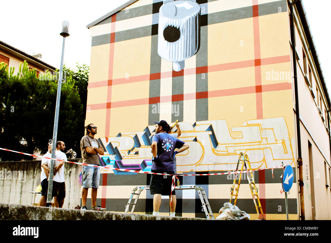 BOLOGNA, Italia - Lug 13: Rusty [internazionale artista di strada] e Hie equipaggio, eseguire su un muro dipinto un murales nel progetto di frontiera, Graffiti arte a Bologna, Italia il Lug 13, 2012. Foto Stock