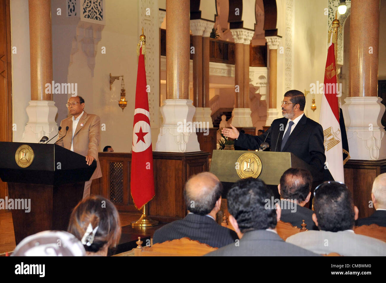 Il Cairo, Egitto - Il Presidente egiziano Mohamed Morsi (R) e il suo omologo tunisino Moncef Marzouki (L) assistere ad una conferenza stampa congiunta al Palazzo Presidenziale al Cairo il 13 luglio 2012. Il post-uprising presidenti dell'Egitto e la Tunisia ha detto in una conferenza stampa che hanno supportato la rivolta in Siria ma essi si sono altresì opposti gli interventi militari in paesi stranieri contro Bashar al-Assad (credito Immagine: © Shereaf Abd Almenaem APA/images/ZUMAPRESS.com) Foto Stock