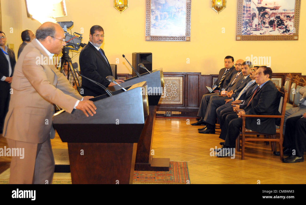 Luglio 13, 2012 - Il Cairo, il Cairo, Egitto - Il Presidente egiziano Mohamed Morsi (R) e il suo omologo tunisino Moncef Marzouki (L) assistere ad una conferenza stampa congiunta al Palazzo Presidenziale al Cairo il 13 luglio 2012. Il post-uprising presidenti dell'Egitto e la Tunisia ha detto in una conferenza stampa che hanno supportato la rivolta in Siria ma essi si sono altresì opposti gli interventi militari in paesi stranieri contro Bashar al-Assad (credito Immagine: © Mohamed Smaha APA/images/ZUMAPRESS.com) Foto Stock