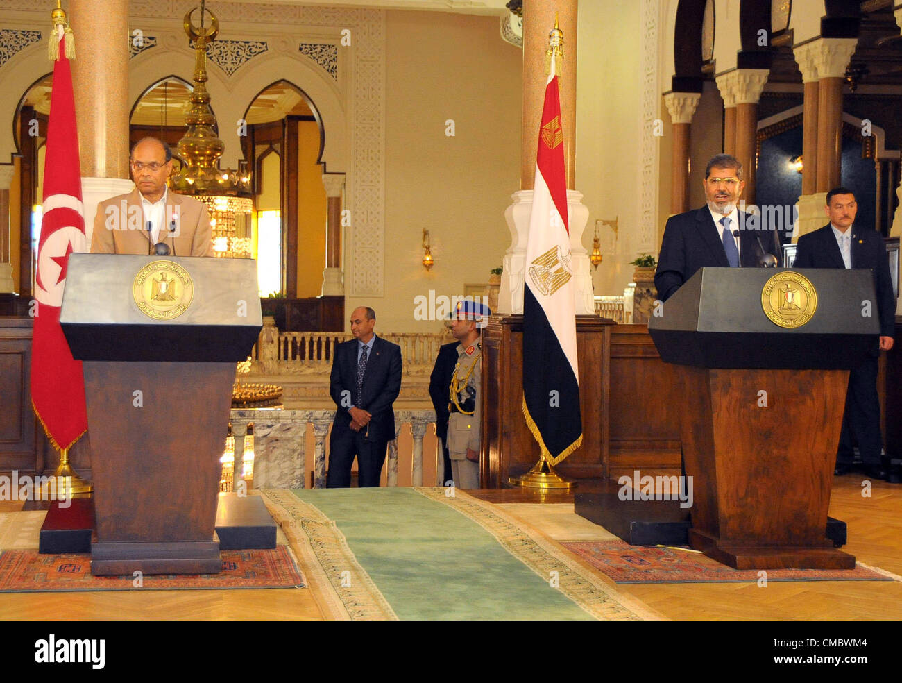 Luglio 13, 2012 - Il Cairo, il Cairo, Egitto - Il Presidente egiziano Mohamed Morsi (R) e il suo omologo tunisino Moncef Marzouki (L) assistere ad una conferenza stampa congiunta al Palazzo Presidenziale al Cairo il 13 luglio 2012. Il post-uprising presidenti dell'Egitto e la Tunisia ha detto in una conferenza stampa che hanno supportato la rivolta in Siria ma essi si sono altresì opposti gli interventi militari in paesi stranieri contro Bashar al-Assad (credito Immagine: © Mohamed Smaha APA/images/ZUMAPRESS.com) Foto Stock