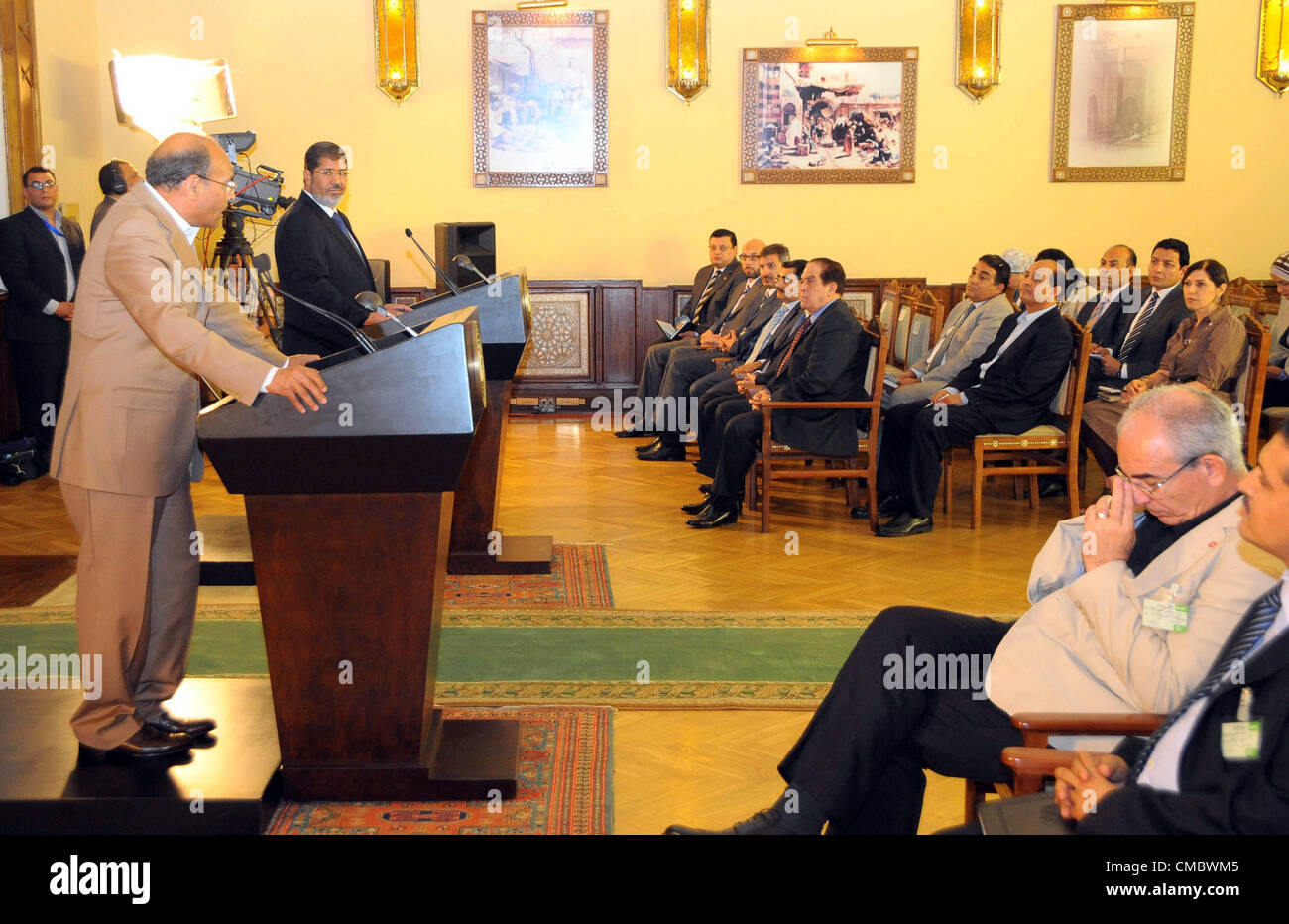 Luglio 13, 2012 - Il Cairo, il Cairo, Egitto - Il Presidente egiziano Mohamed Morsi (R) e il suo omologo tunisino Moncef Marzouki (L) assistere ad una conferenza stampa congiunta al Palazzo Presidenziale al Cairo il 13 luglio 2012. Il post-uprising presidenti dell'Egitto e la Tunisia ha detto in una conferenza stampa che hanno supportato la rivolta in Siria ma essi si sono altresì opposti gli interventi militari in paesi stranieri contro Bashar al-Assad (credito Immagine: © Mohamed Smaha APA/images/ZUMAPRESS.com) Foto Stock