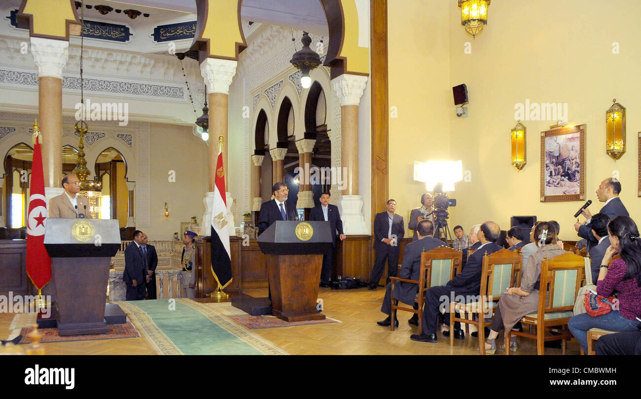 Luglio 13, 2012 - Il Cairo, il Cairo, Egitto - Il Presidente egiziano Mohamed Morsi (R) e il suo omologo tunisino Moncef Marzouki (L) assistere ad una conferenza stampa congiunta al Palazzo Presidenziale al Cairo il 13 luglio 2012. Il post-uprising presidenti dell'Egitto e la Tunisia ha detto in una conferenza stampa che hanno supportato la rivolta in Siria ma essi si sono altresì opposti gli interventi militari in paesi stranieri contro Bashar al-Assad (credito Immagine: © Mohamed Smaha APA/images/ZUMAPRESS.com) Foto Stock