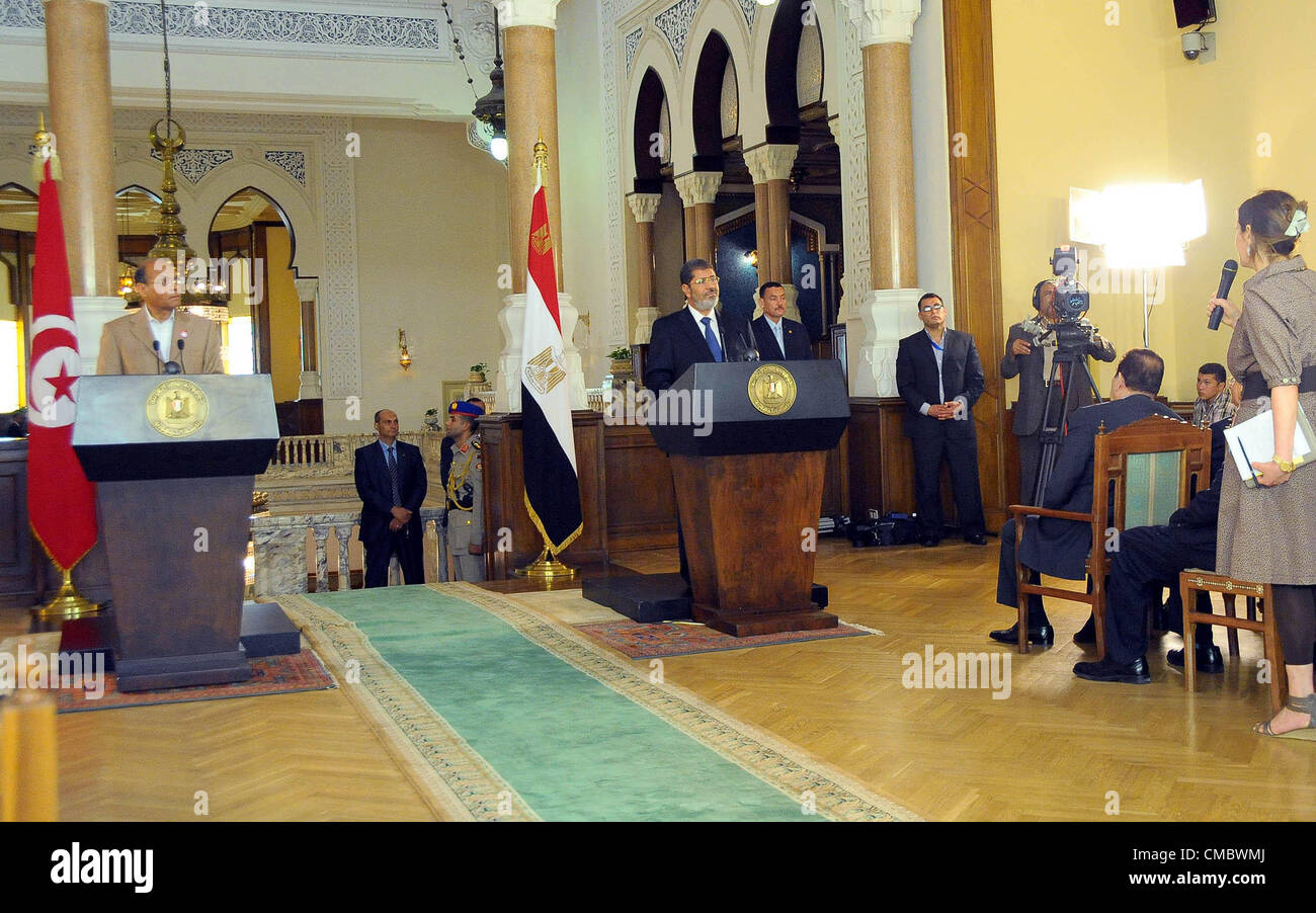 Luglio 13, 2012 - Il Cairo, il Cairo, Egitto - Il Presidente egiziano Mohamed Morsi (R) e il suo omologo tunisino Moncef Marzouki (L) assistere ad una conferenza stampa congiunta al Palazzo Presidenziale al Cairo il 13 luglio 2012. Il post-uprising presidenti dell'Egitto e la Tunisia ha detto in una conferenza stampa che hanno supportato la rivolta in Siria ma essi si sono altresì opposti gli interventi militari in paesi stranieri contro Bashar al-Assad (credito Immagine: © Mohamed Smaha APA/images/ZUMAPRESS.com) Foto Stock