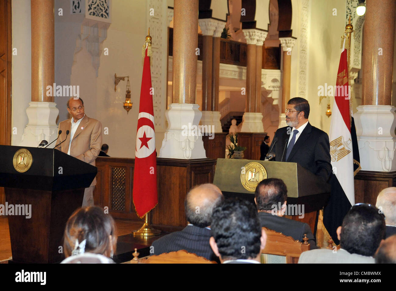 Il Cairo, Egitto - Il Presidente egiziano Mohamed Morsi (R) e il suo omologo tunisino Moncef Marzouki (L) assistere ad una conferenza stampa congiunta al Palazzo Presidenziale al Cairo il 13 luglio 2012. Il post-uprising presidenti dell'Egitto e la Tunisia ha detto in una conferenza stampa che hanno supportato la rivolta in Siria ma essi si sono altresì opposti gli interventi militari in paesi stranieri contro Bashar al-Assad (credito Immagine: © Shereaf Abd Almenaem APA/images/ZUMAPRESS.com) Foto Stock