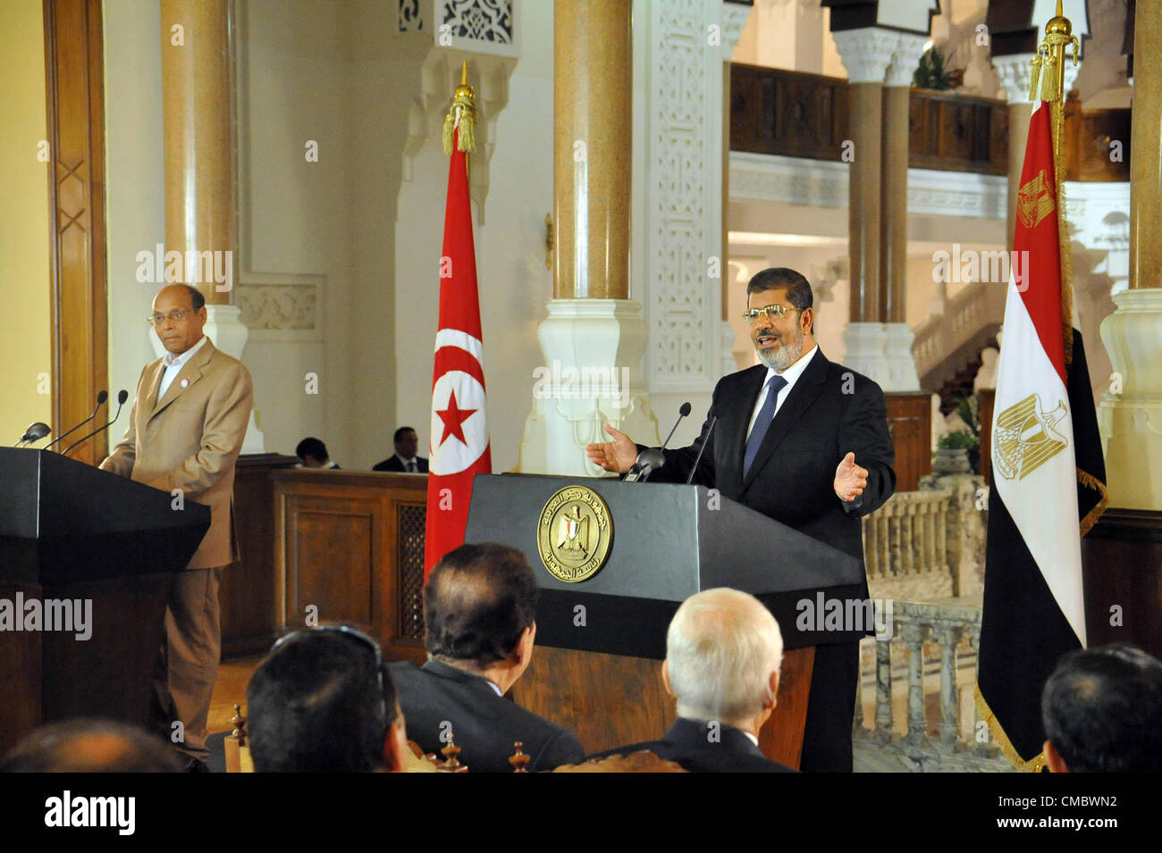 Il Cairo, Egitto - Il Presidente egiziano Mohamed Morsi (R) e il suo omologo tunisino Moncef Marzouki (L) assistere ad una conferenza stampa congiunta al Palazzo Presidenziale al Cairo il 13 luglio 2012. Il post-uprising presidenti dell'Egitto e la Tunisia ha detto in una conferenza stampa che hanno supportato la rivolta in Siria ma essi si sono altresì opposti gli interventi militari in paesi stranieri contro Bashar al-Assad (credito Immagine: © Shereaf Abd Almenaem APA/images/ZUMAPRESS.com) Foto Stock