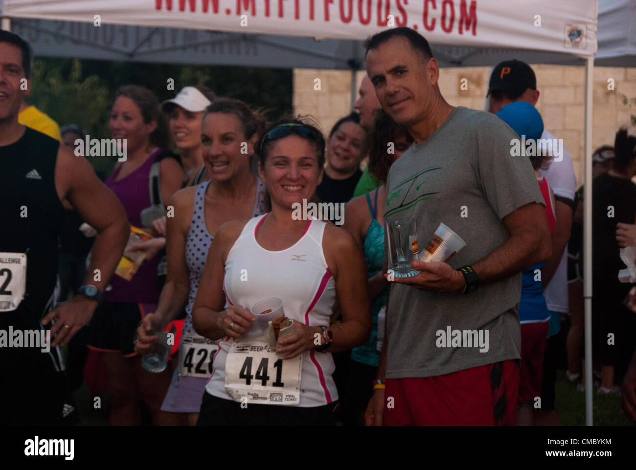 Dopo la città di Alamo birra sfida in San Antonio, Texas, i partecipanti hanno ricevuto la birra alla fine del 5K / 10k gara. Foto Stock