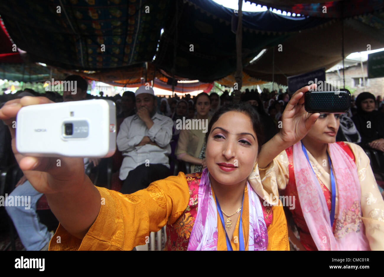 Luglio 14, 2012 - kashmir ragazze musulmane takeing foto tramite cellulare per tibetano leader spirituale il Dalai Lama durante la sua visita alla loro scuola a Srinagar, la capitale estiva del Kashmir indiano il 14/7/2012. Il Dalai Lama, che è attualmente impegnato in una tournée in Kashmir, il sabato ha pagato una visita al tibetano scuola pubblica nella vecchia città di Srinagar.Durante la funzione, il leader spirituale dei buddisti tibetani ha detto la pace e la tolleranza è solo il modo di procedere per una società per la felicità.Egli era accompagnato dal ministro in capo di Stato Omar Abdullah che sulla funzione detto: â€oeBlessings di Sua Santità Foto Stock