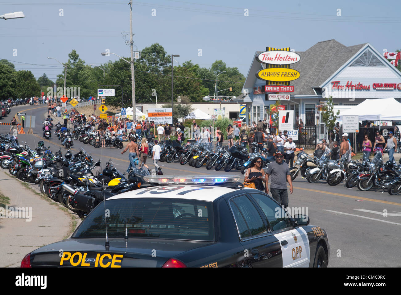 Raduno di persone e celebrare il venerdì il tredicesimo nel porto di Dover. I motociclisti sono state raccolte qui ogni venerdì 13 fin dal 1981. Foto Stock