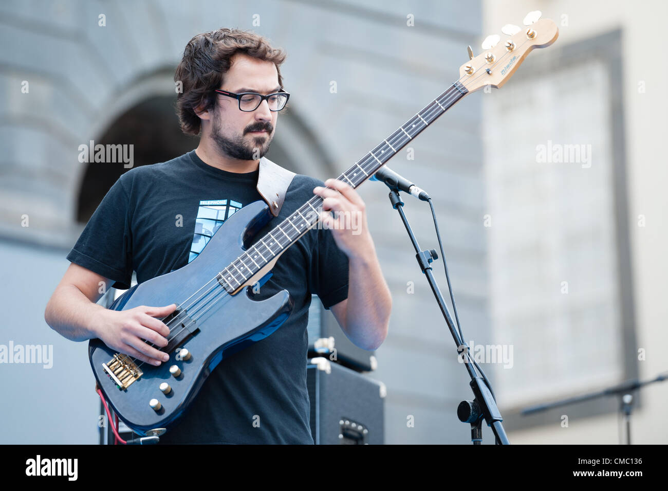 Luglio 13, 2012 - Las Palmas, Isole Canarie, Spagna - Tanausu Santana sulla chitarra basso, dalla Spagna, sul palco con Tana Santana progetto. Durante il festival international canarias jazz & mas Heineken, in Plaza Santa Ana, Las Palmas, Isole Canarie, venerdì 13 luglio 2012. Foto Stock