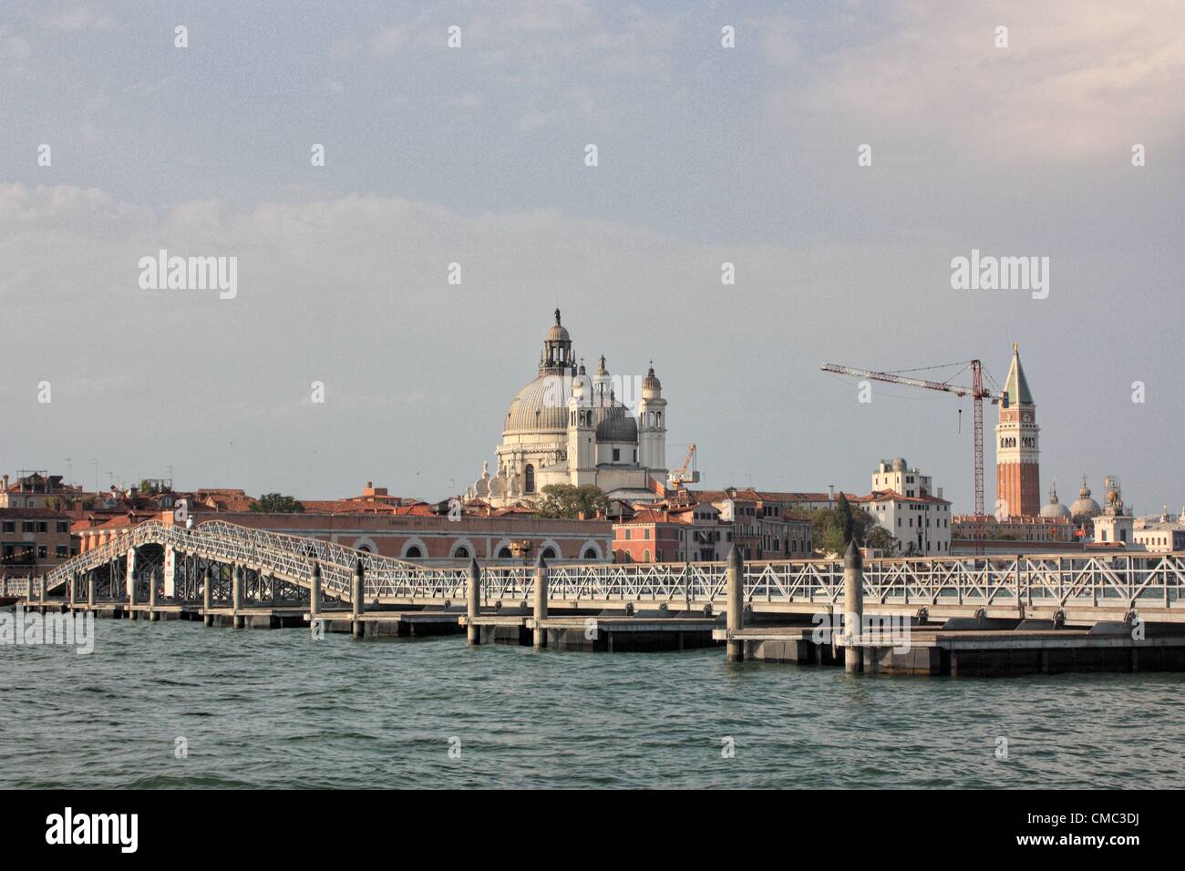Il pontile ponte attraverso il canale della Giudecca in Festa del Redentore 2012 a Venezia, Italia Foto Stock