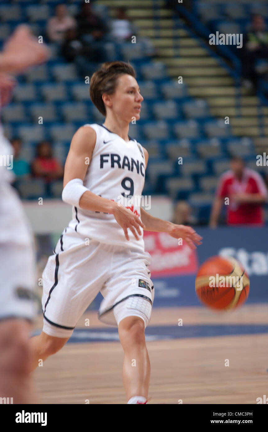 Sheffield, Regno Unito, 14 luglio 2012 Celine Dumerc di Francia dribbling il basket durante una donna 2012 Olimpiadi Basket warm up match contro Angola all Motorpoint Arena di Sheffield. Il punteggio finale è stato Angola 51 Francia 79. Credito: Colin Edwards/Alamy Live News Foto Stock