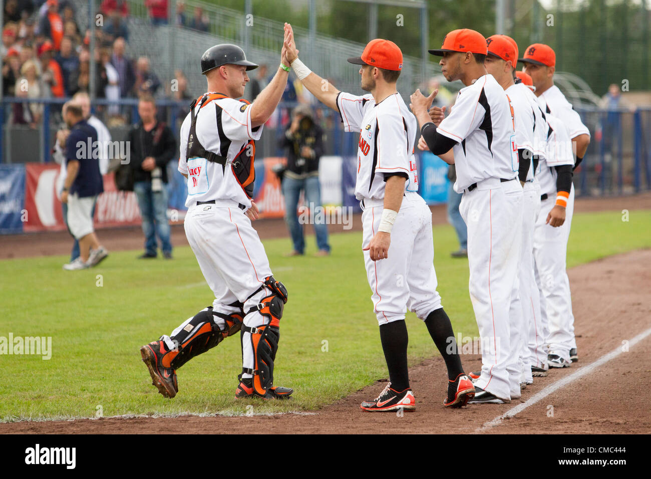 HAARLEM, PAESI BASSI, 14/07/2012. Catcher Bas Nooij saluta i suoi compagni di squadra prima della partita contro il Porto Rico a Haarlem Baseball Week 2012. Foto Stock