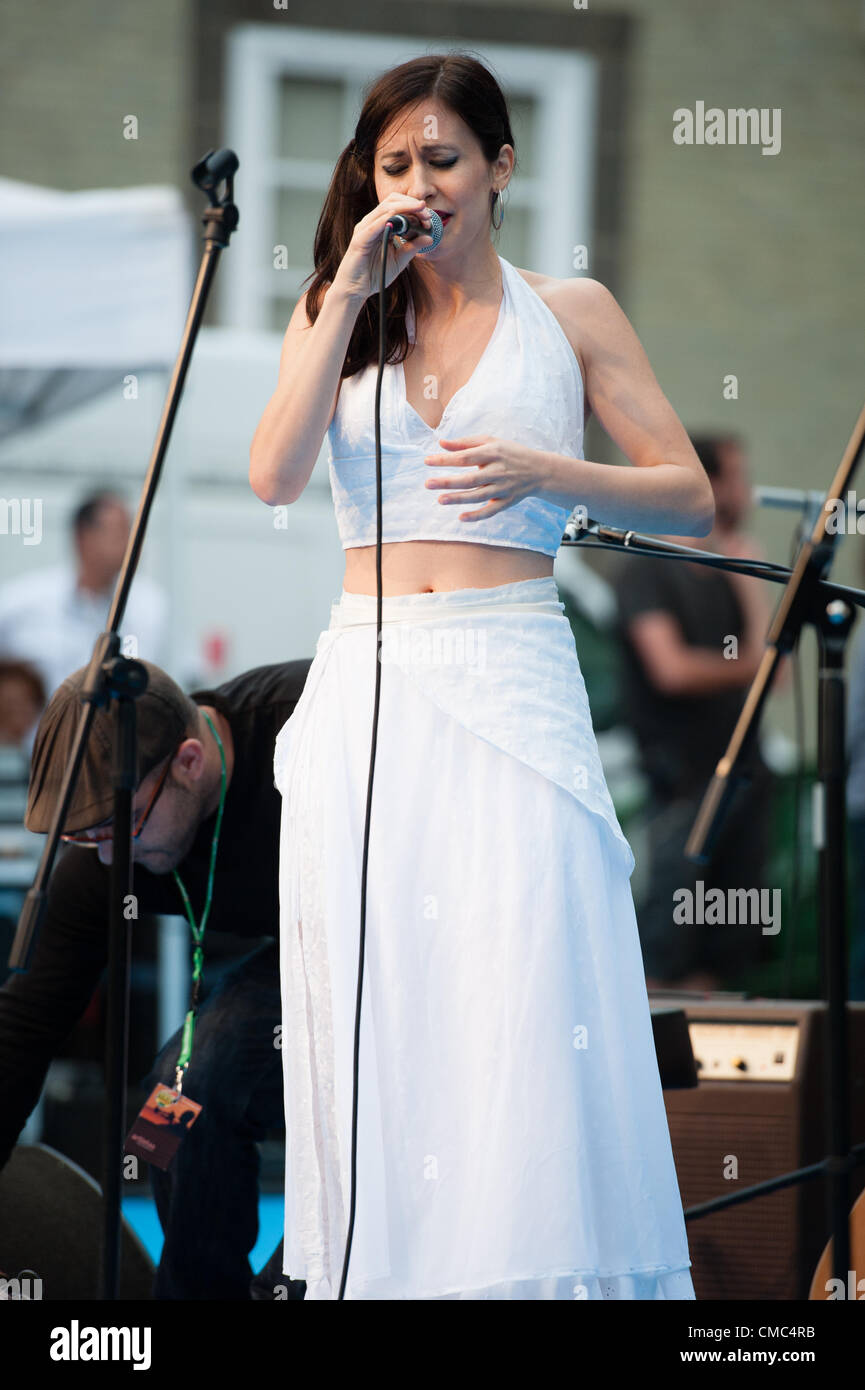 Luglio 14, 2012 - Las Palmas, Isole Canarie, Spagna - cantante Lara Bello, si stabilì a New York, sul palco con la band Manao, durante il festival international canarias jazz & mas Heineken, in Plaza Santa Ana, Las Palmas, Isole Canarie, sabato 14 luglio 2012. Foto Stock
