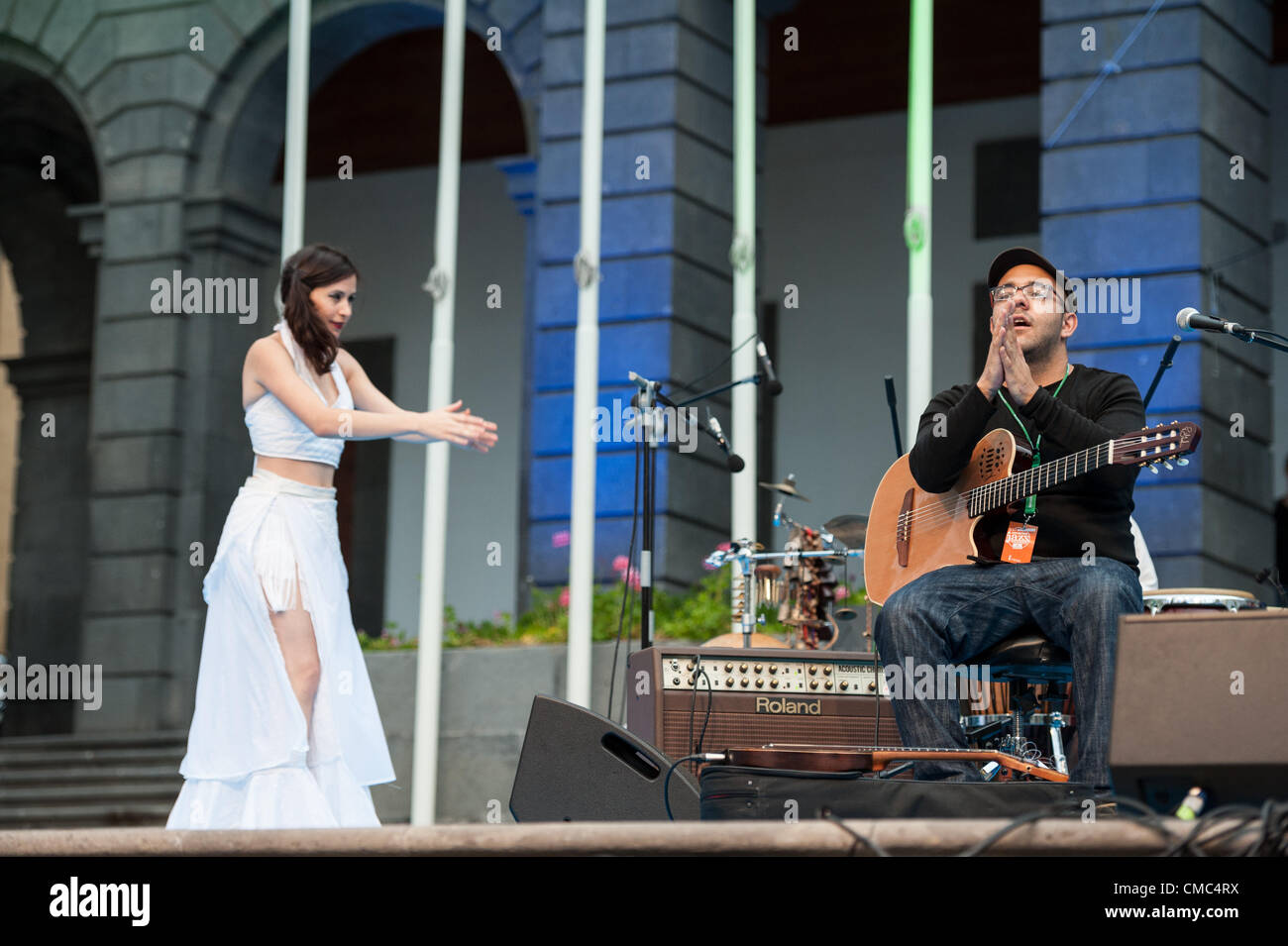 Luglio 14, 2012 - Las Palmas, Isole Canarie, Spagna - cantante Lara Bello (sinistra) e Pedro Diaz sulla chitarra spagnola (a destra), sul palco con la band Manao, durante il festival international canarias jazz & mas Heineken, in Plaza Santa Ana, Las Palmas, Isole Canarie, sabato 14 luglio 2012. Foto Stock