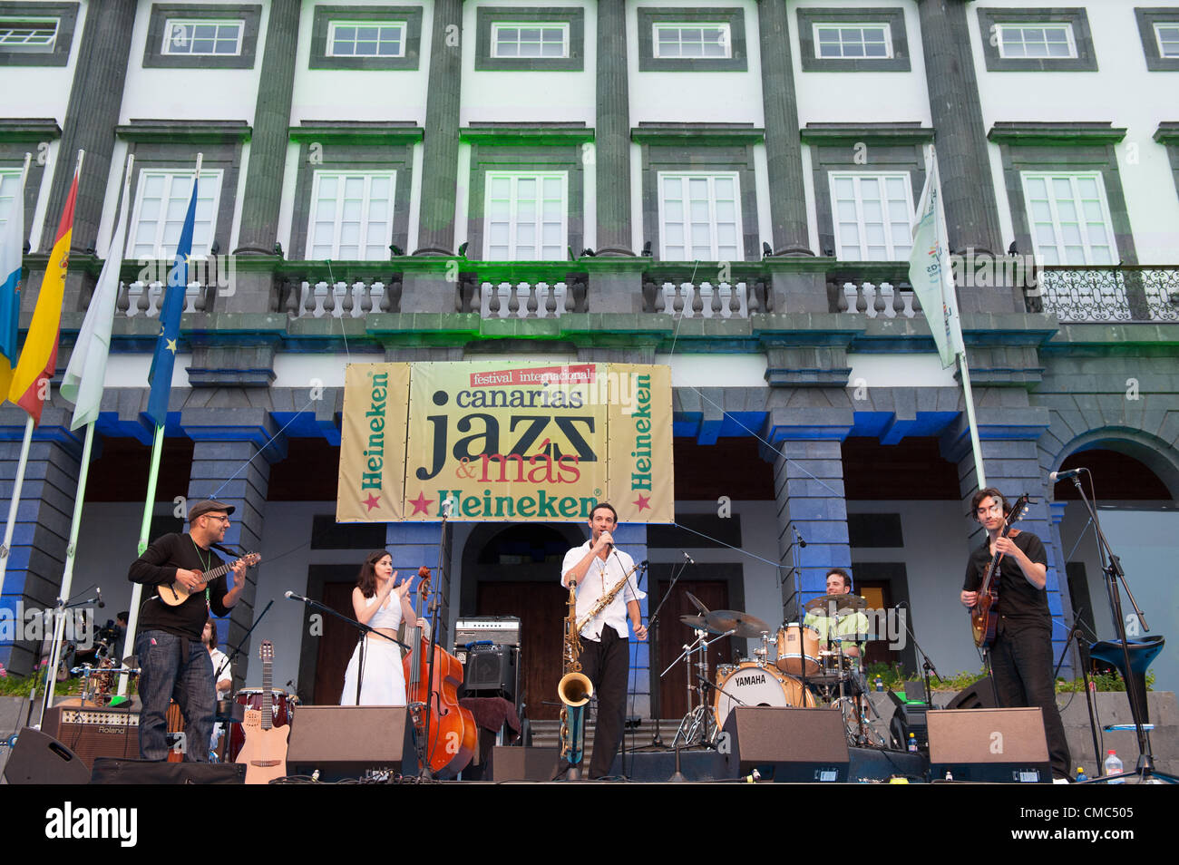 Luglio 14, 2012 - Las Palmas, Isole Canarie, Spagna - Manao da Holland sul palco durante il festival international canarias jazz & mas Heineken, in Plaza Santa Ana, Las Palmas, Isole Canarie, sabato 14 luglio 2012. Da sinistra a destra: Pedro Diaz (chitarra spagnola), Lara Bello (cantante), Daniel Van Huffelen (contrabbasso), Jose Angel Vera Bello (clarinetto), Francesco de Rubeis (tamburi) e Rui Silva sulla chitarra. Foto Stock