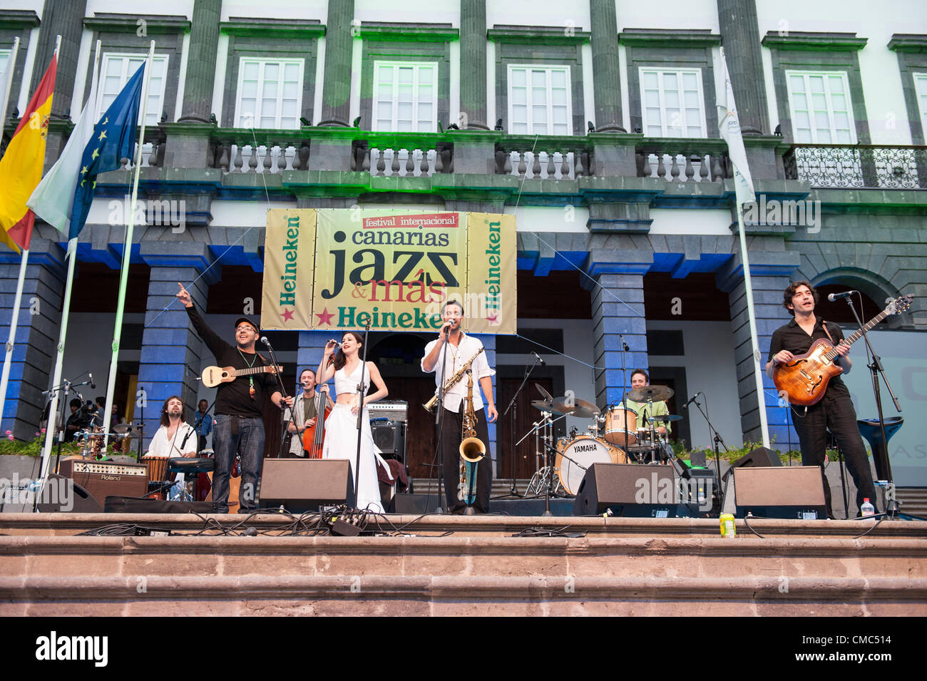Luglio 14, 2012 - Las Palmas, Isole Canarie, Spagna - Manao da Holland sul palco durante il festival international canarias jazz & mas Heineken, in Plaza Santa Ana, Las Palmas, Isole Canarie, sabato 14 luglio 2012. Da sinistra a destra:Miguel Hiroshi Garcia (percussionista), Pedro Diaz (chitarra spagnola), Daniel Van Huffelen (contrabbasso), Lara Bello (cantante), Jose Angel Vera Bello (clarinetto), Francesco de Rubeis (tamburi) e Rui Silva sulla chitarra. Foto Stock