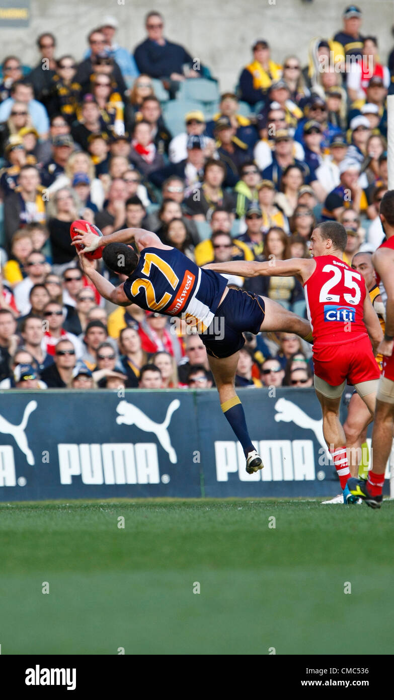 15.07.2012 Subiaco, Australia. West Coast v Sydney Swans. Jack Darling assume un forte marchio durante il Round 16 gioco giocato a Patersons Stadium. Foto Stock