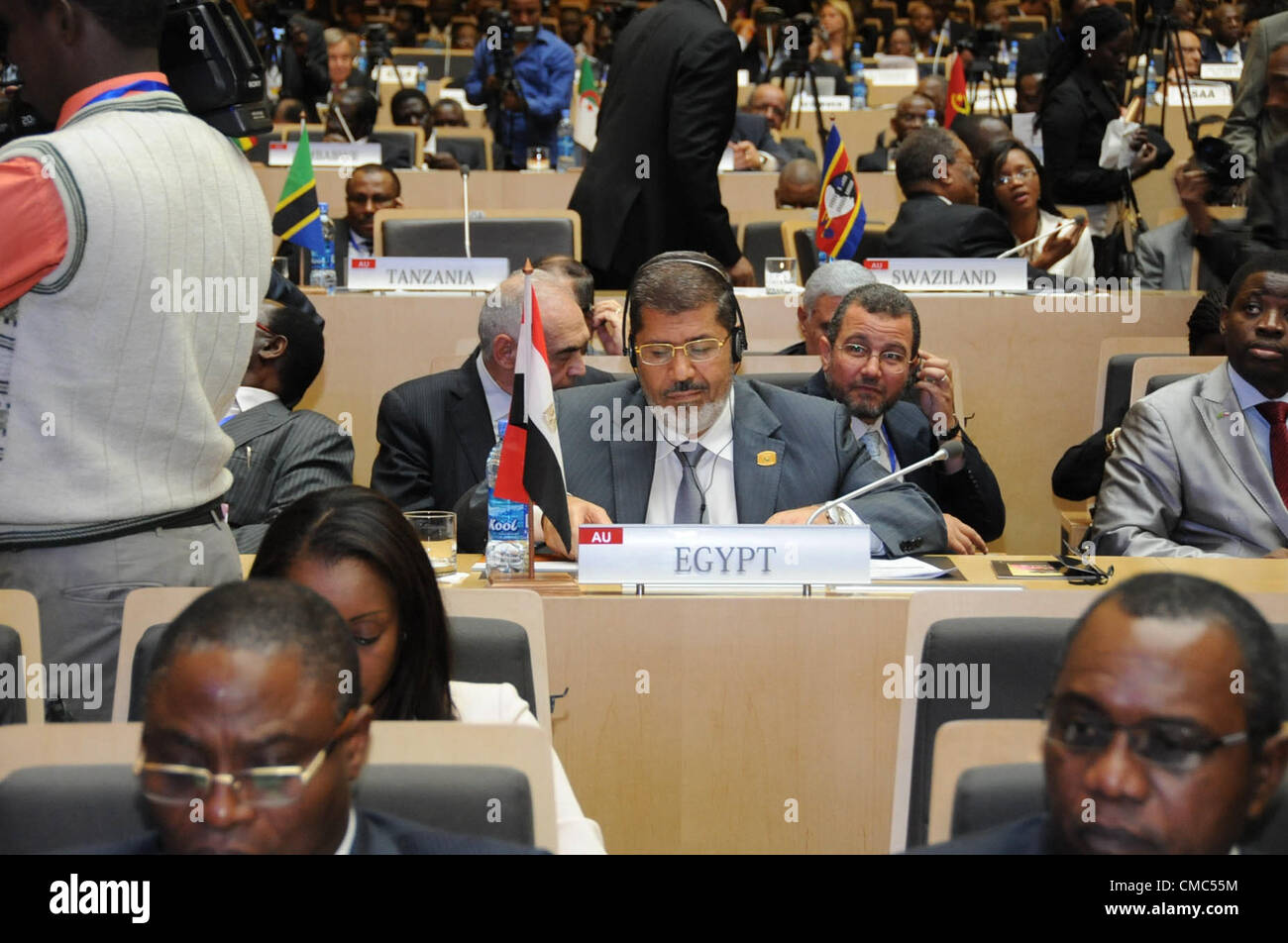 15 Luglio 2012 -- ad Addis Abeba, Etiopia -- il neo-eletto Presidente egiziano Mohamed Morsi assiste il Vertice africano in Etiopia la prima partecipazione da parte di un presidente egiziano dal 1995 e uno sforzo dagli egiziani per ravvivare i rapporti con il continente africano. (Piscina/Mohamed Abdel Moety/sono presidenza/HO) Foto Stock
