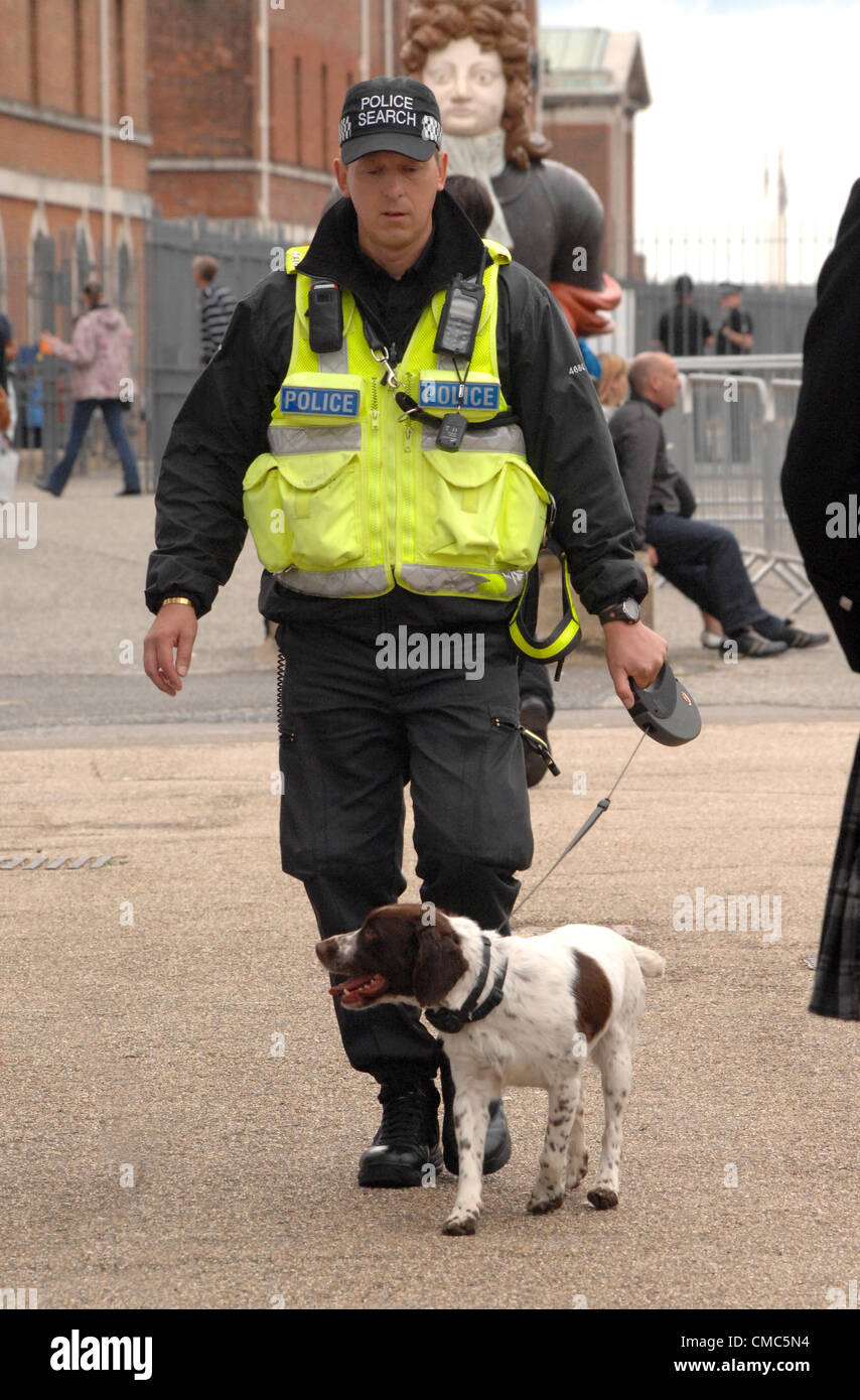 PORTSMOUTH, in Inghilterra il 15 luglio 2012 - La polizia cerca cane fornendo torcia olimpica security Portsmouth Historic Dockyard. PORTSMOUTH Torcia Olimpica evento su luglio 15th, 2012 a Portsmouth, Inghilterra. Foto Stock