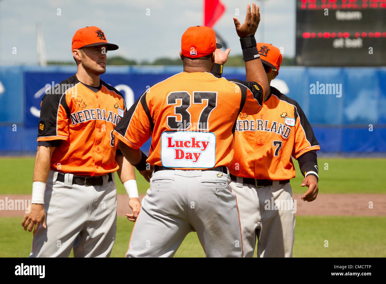 HAARLEM, PAESI BASSI, 15/07/2012. Outfielder Bryan Engelhardt del team Paesi Bassi saluta i suoi compagni di squadra a Haarlem Baseball Week 2012. Foto Stock