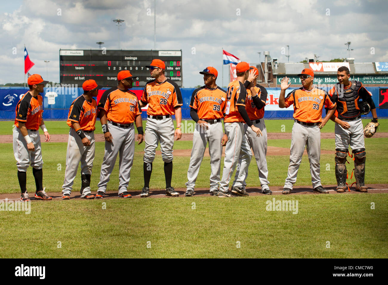 HAARLEM, PAESI BASSI, 15/07/2012. Infielder Stijn van der Meer di team Paesi Bassi saluta i membri del team a Haarlem Baseball Week 2012. Foto Stock