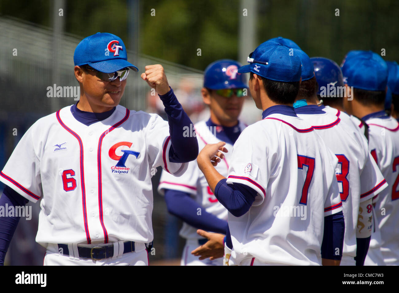 HAARLEM, PAESI BASSI, 15/07/2012. Il team manager Wei Chen Chen del team di Taipei cinese motiva il suo team a Haarlem Baseball Week 2012. Foto Stock