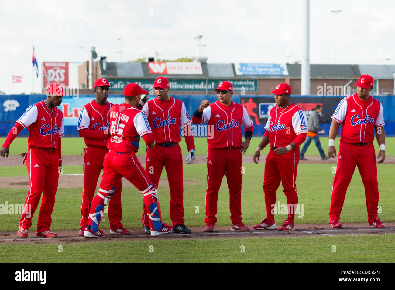 HAARLEM, PAESI BASSI, 15/07/2012. Catcher Frank Morejón (nr 45, Cuba) saluta i suoi membri del team prima della partita contro gli USA a Haarlem Baseball Week 2012. Foto Stock