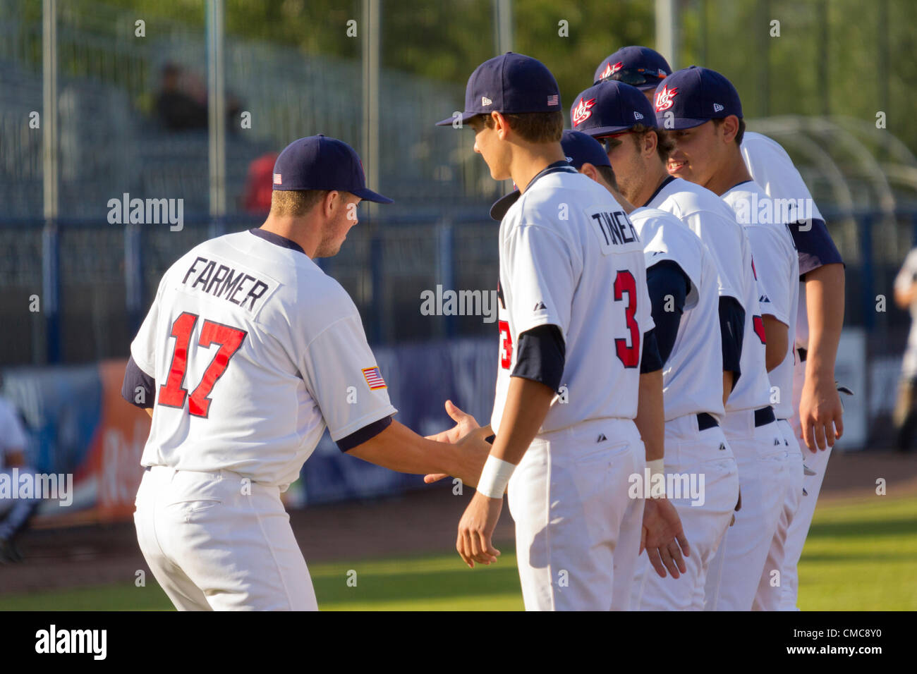 HAARLEM, PAESI BASSI, 15/07/2012. Infielder Kyle agricoltore (sinistra, USA) saluta i suoi membri del team prima della partita contro Cuba a Haarlem Baseball Week 2012. Foto Stock