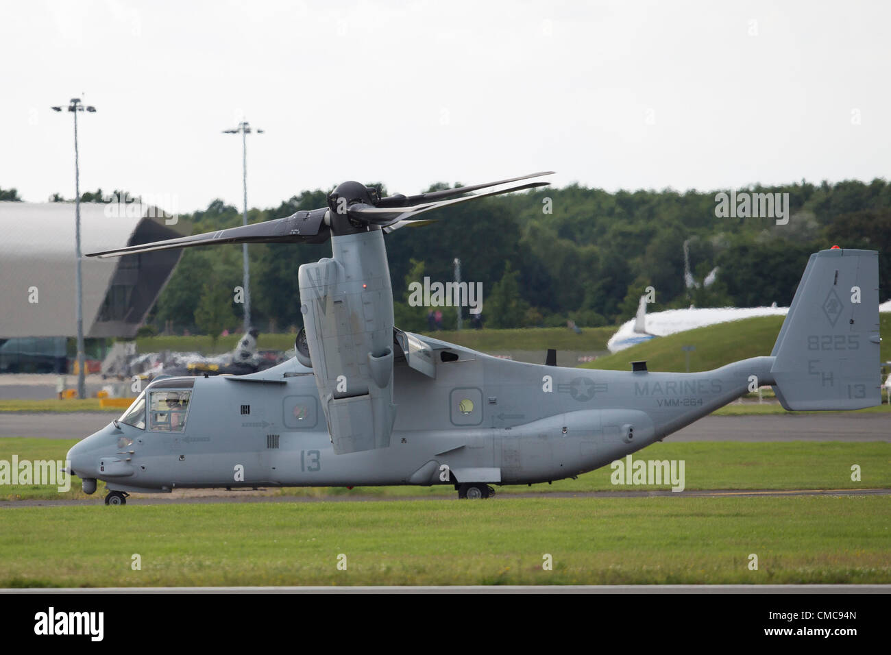 15.07.2012. Aeroporto di Farnborough, Hampshire, Inghilterra. Il Farnborough International Airshow 2012 US Marine Corps MV-22B Osprey . L'esibizione aerea è di sette giorni di fiera internazionale per l'industria aerospaziale visitato da centinaia di migliaia di appassionati di aeronautica. Foto Stock