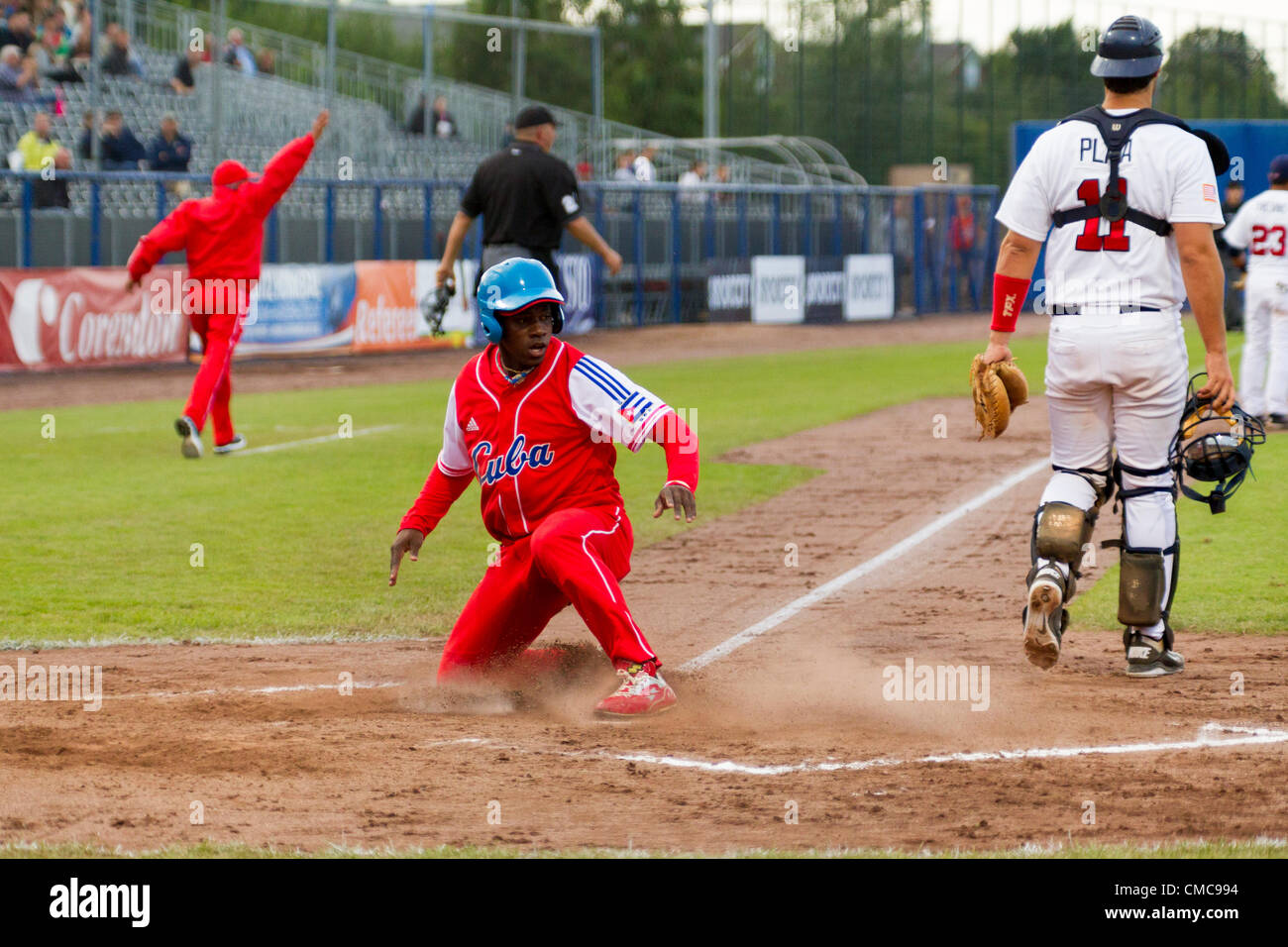 HAARLEM, PAESI BASSI, 15/07/2012. Outfielder Rusney Castillo (centro, Cuba) scorre verso casa base a Haarlem Baseball Week 2012. Foto Stock