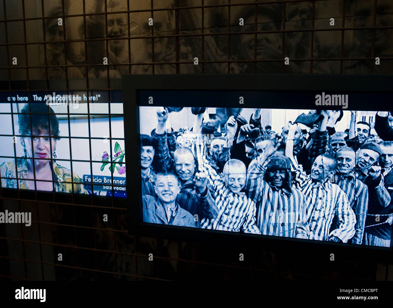 Luglio 16, 2012 - Skokie, IL, Stati Uniti d'America - screen grabs di un video che mostra la liberazione dei campi di concentramento. Più di 500 gli artefatti, documenti e fotografie in Karkomi mostra permanente aiutano ad illustrare la narrazione dell'Olocausto. Probabilmente l'ultimo istituto internazionale del suo genere costruito con la partecipazione attiva dei sopravvissuti all Olocausto, l'Illinois Holocaust Museum & Education Centre è il più grande impianto nel Midwest dedicato a conservare i ricordi di quelli persi nella Shoah e di insegnamento alle generazioni attuali per la lotta contro l'odio, l'indifferenza e il genocidio in a Foto Stock