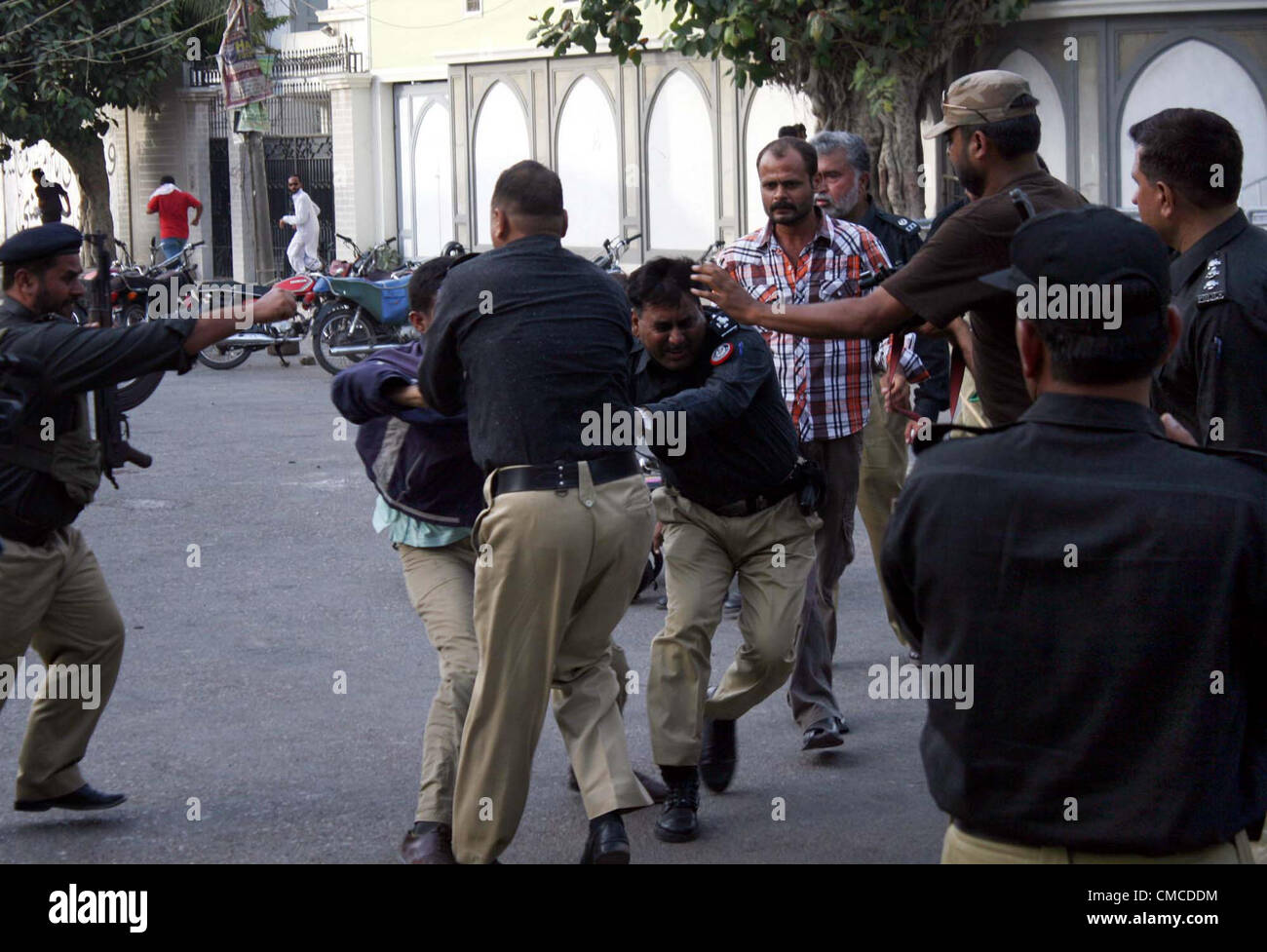 La polizia ha fatto ricorso a baton-carica per disperdere i manifestanti appartengono alla comunità sciita che protestavano contro l uccisione di destinazione e il blocco di un sito Web mediante il PTA durante la dimostrazione a Khurasan road a Karachi il Martedì, luglio 17, 2012. Foto Stock