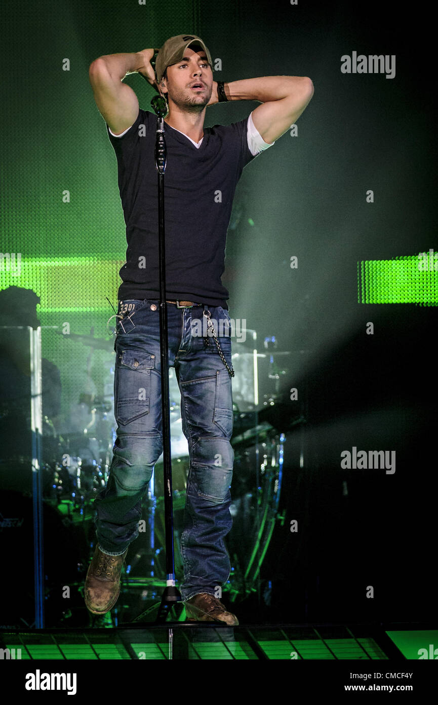 Luglio 17, 2012 - Toronto, Ontario, Canada - Spagnolo cantante, compositore e attore occasionale Enrique Iglesias effettuato sulla fase di Air Canada Centre di Toronto. (Credito Immagine: © Igor Vidyashev/ZUMAPRESS.com) Foto Stock