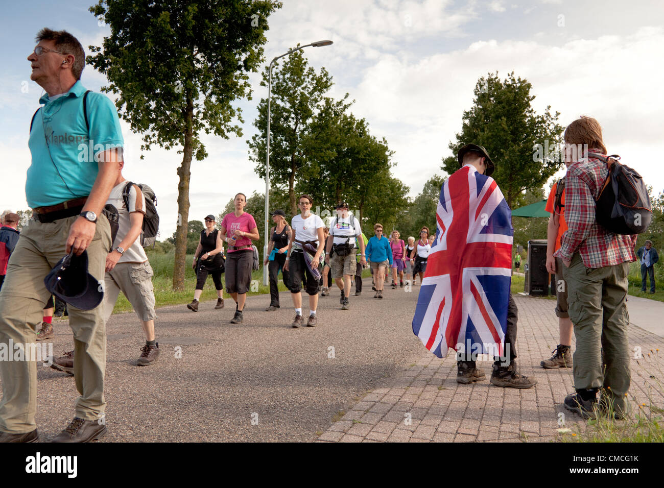 Wijchen, Paesi Bassi. 18 Luglio, 2012. British concorrenti internazionali del giorno quattro marche Nijmegen prendere una pausa mentre passa attraverso Wijchen. Il 18 luglio 2012. Foto Stock