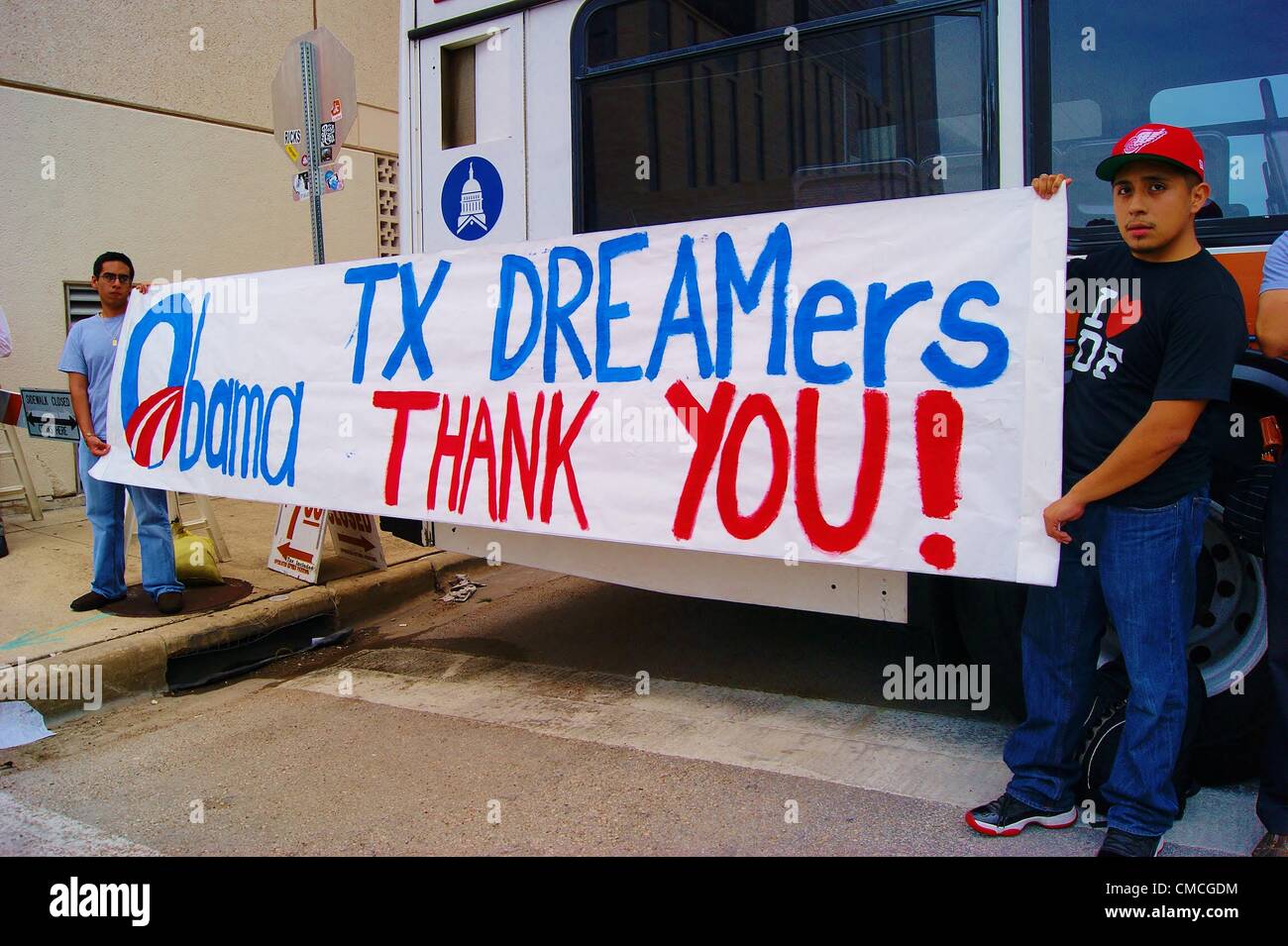 Luglio 17, 2012 - Austin, Texas, Stati Uniti - Atmosfera al di fuori del governo Barak Obama al Rally Austin Music Hall di Austin, Texas su 07/17/2012.L)UT studente Walter Trejo da Oaxaca Messico R)UT studente Luis Cabrera da Città del Messico.(Immagine di credito: Â© Jeff Newman/Globe foto/ZUMAPRESS.com) Foto Stock