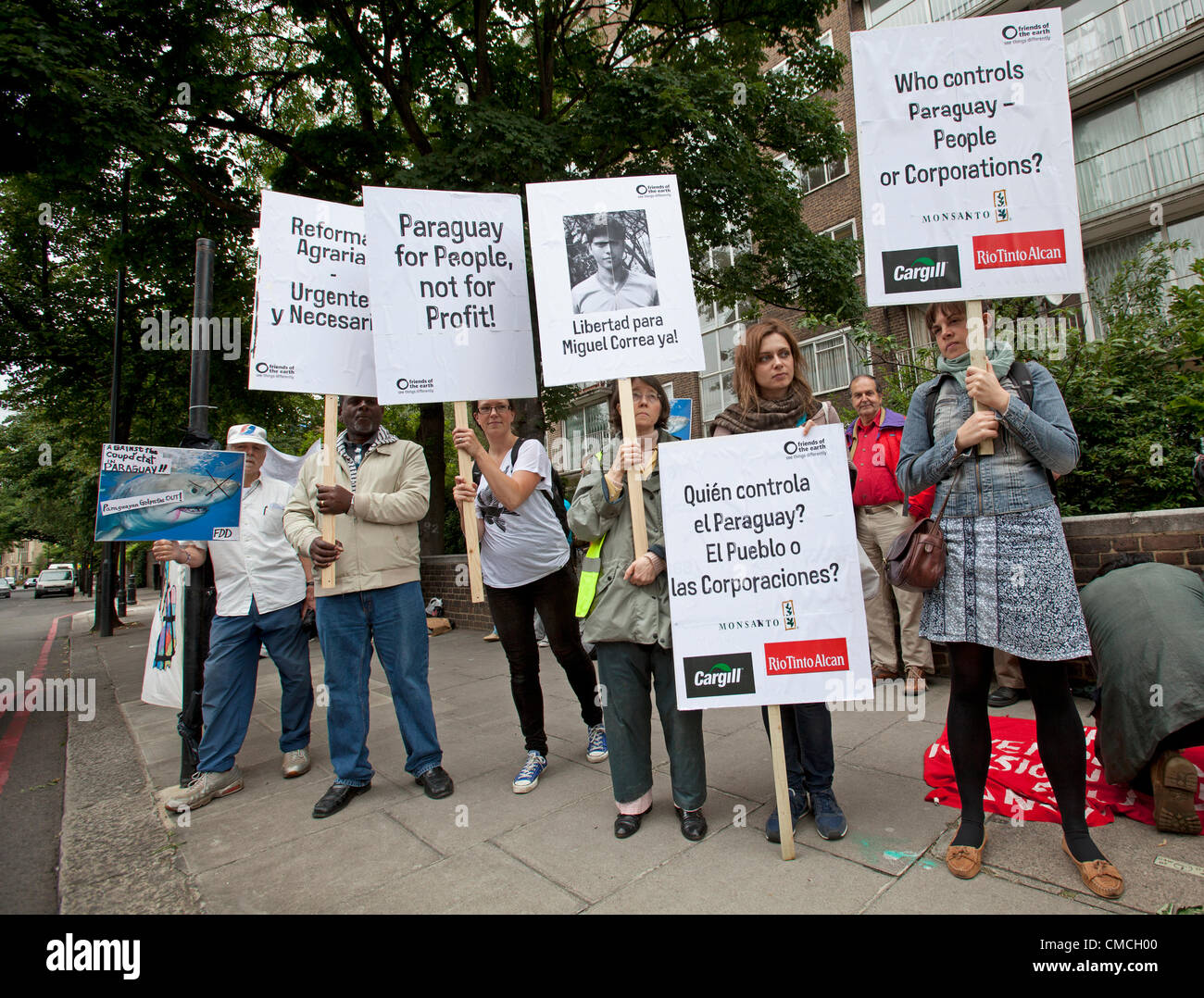 Londra, Regno Unito. Il 18 luglio 2012. Manifestanti tenendo su cartelloni al di fuori del paraguaiano embassy oltre l'arresto di Miguel Correa. Venti anni di Miguel, che era un partecipante di Amici della Terra Paraguay di agricoltura sostenibile progetto stava provando a visitare un amico in ospedale quando egli è stato catturato in violenti scontri tra la polizia e i contadini. Nella confusione Miguel stesso fu arrestato. Ora egli è accusato dell'omicidio e si trova di fronte a un possibile 30 anno frase. Foto Stock