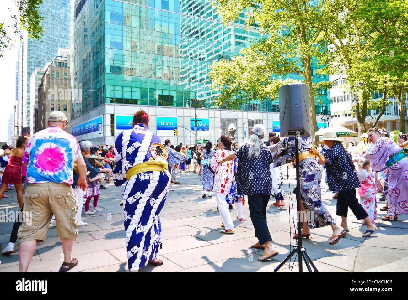 NEW YORK - luglio 8: 2012 New York Chiesa buddista 63Obon annuale e di Odori Festival di danza in Bryant Park Luglio 8, 2012 in New York City. (Foto di Donald Bowers ) Foto Stock