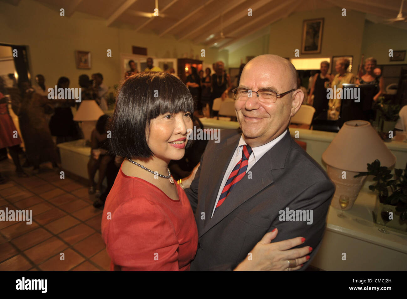 Giugno 22, 2012 - Montserrat, Regno Unito - Governatore Adrian Davis e sua moglie Sujue celebrare una festa in onore della regina di Inghilterra del Giubileo di diamante su Giugno 21, 2012. Nel 1995, il vulcano Sufriere violentemente eruttato, distruggendo la città di Plymouth e cambiare per sempre il paesaggio dell'isola di Montserrat. La Gran Bretagna ha promesso un aiuto nella ristrutturazione di una nuova città capitale che è protetto dal vulcano.della regina di Inghilterra del diamante celebrazione giubilare il 21 giugno 2012. Nel 1995, il vulcano Sufriere violentemente eruttato, distruggendo la città di Plymouth, e sempre mutevoli t Foto Stock