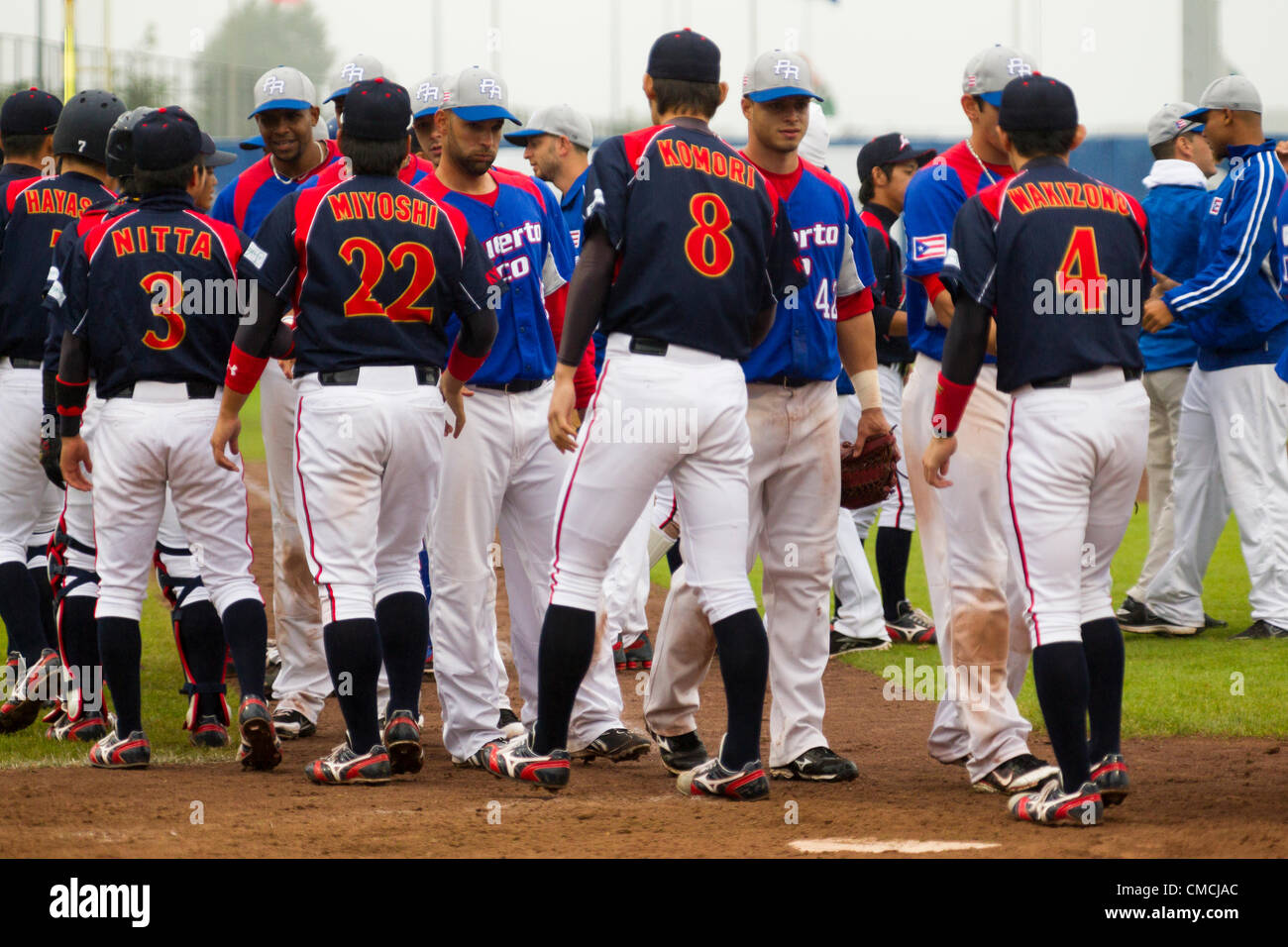 HAARLEM, PAESI BASSI, 18/07/2012. I giocatori della squadra in Giappone e il team di Puerto Rico agitare le mani dopo la partita a Haarlem Baseball Week 2012. Foto Stock