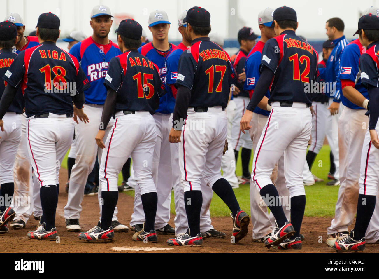 HAARLEM, PAESI BASSI, 18/07/2012. I giocatori della squadra in Giappone e il team di Puerto Rico agitare le mani dopo la partita a Haarlem Baseball Week 2012. Foto Stock