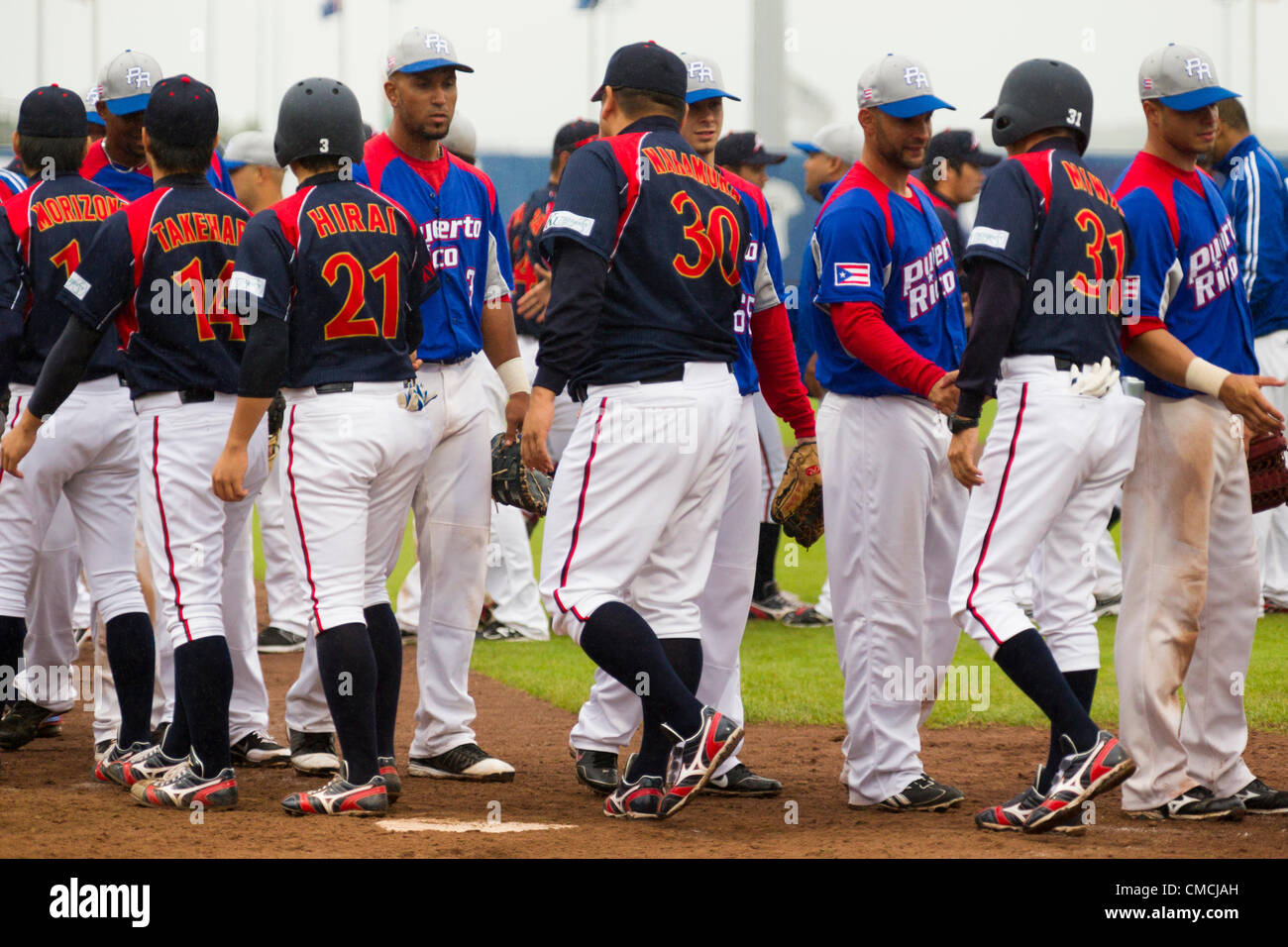HAARLEM, PAESI BASSI, 18/07/2012. I giocatori della squadra in Giappone e il team di Puerto Rico agitare le mani dopo la partita a Haarlem Baseball Week 2012. Foto Stock