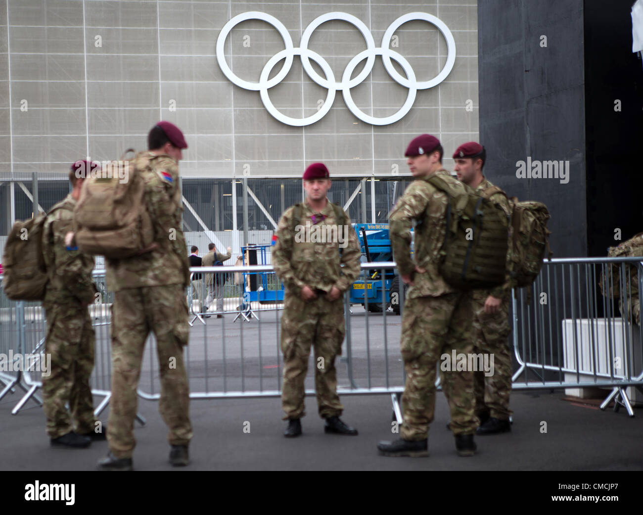 18.07.2012. Londra, Inghilterra. Soldati di guardia sotto gli anelli olimpici presso il parco olimpico di Londra, Gran Bretagna, 18 luglio 2012. Il London 2012 Giochi Olimpici avranno inizio il 27 luglio 2012. Foto Stock