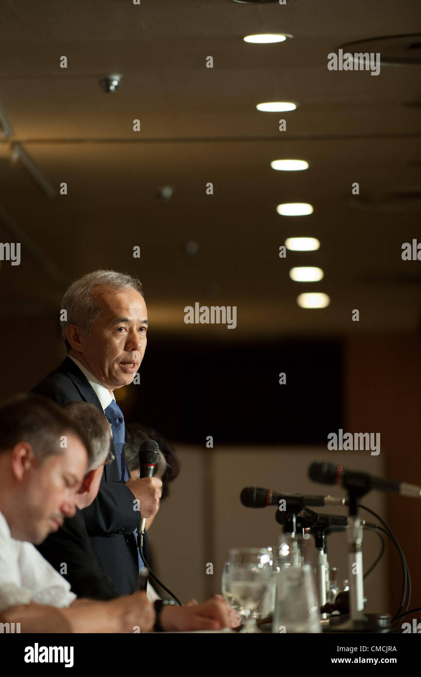 19 luglio 2012 : Tokyo, Giappone - Naomi Hirose, Presidente della Tokyo Electric Power Co., Inc. (TEPCO), parla nel corso di una conferenza stampa presso i corrispondenti stranieri' Club del Giappone a Tokyo. Una delle sue missioni di sommità è di riavviare la Kashiwazaki Kariwa nucleare complessa, il più grande del mondo di energia nucleare complesso nella Prefettura di Shizuoka. Hirose ritiene che la ripresa di Kashiwazaki L'impianto è la chiave per la rinascita della TEPCO e Giappone. (Foto di Yumeto Yamazaki/AFLO) Foto Stock