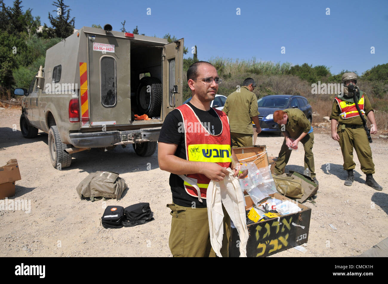 Haifa, Israele. 19 Luglio, 2012. La casa di comando anteriore e con i servizi di soccorso Effettuare la più grande casa punta anteriore mai tenuto in Haifa. Questo esercizio è progettato per simulare le centinaia di razzi che colpisce la città, incluso direct hits su edifici strategici. Il trapano include un esercizio in cui militari e forze civili di trattare con un attacco che coinvolge i materiali pericolosi, nonché esercitazioni in cui la popolazione civile viene evacuato a strutture protette. Forze saranno anche simulare un attacco di razzi su Haifa "Technion" dell'Università. Foto Stock